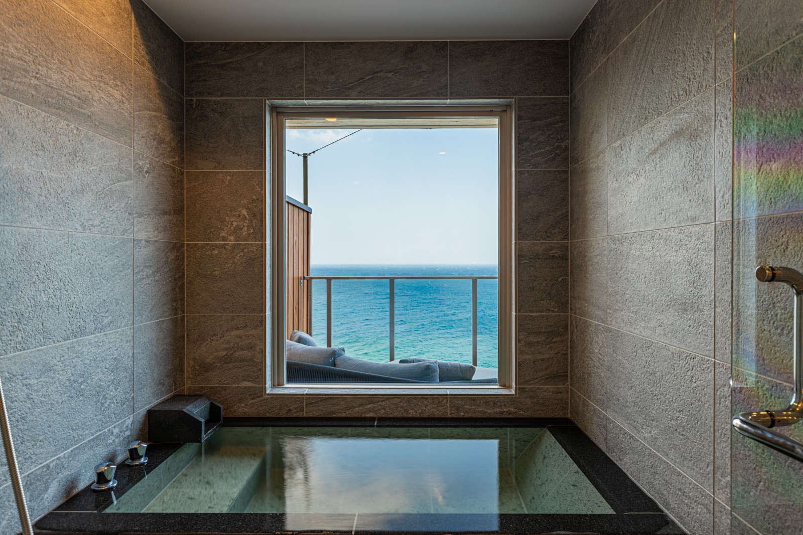 「瑠璃」天然温泉のビューバス