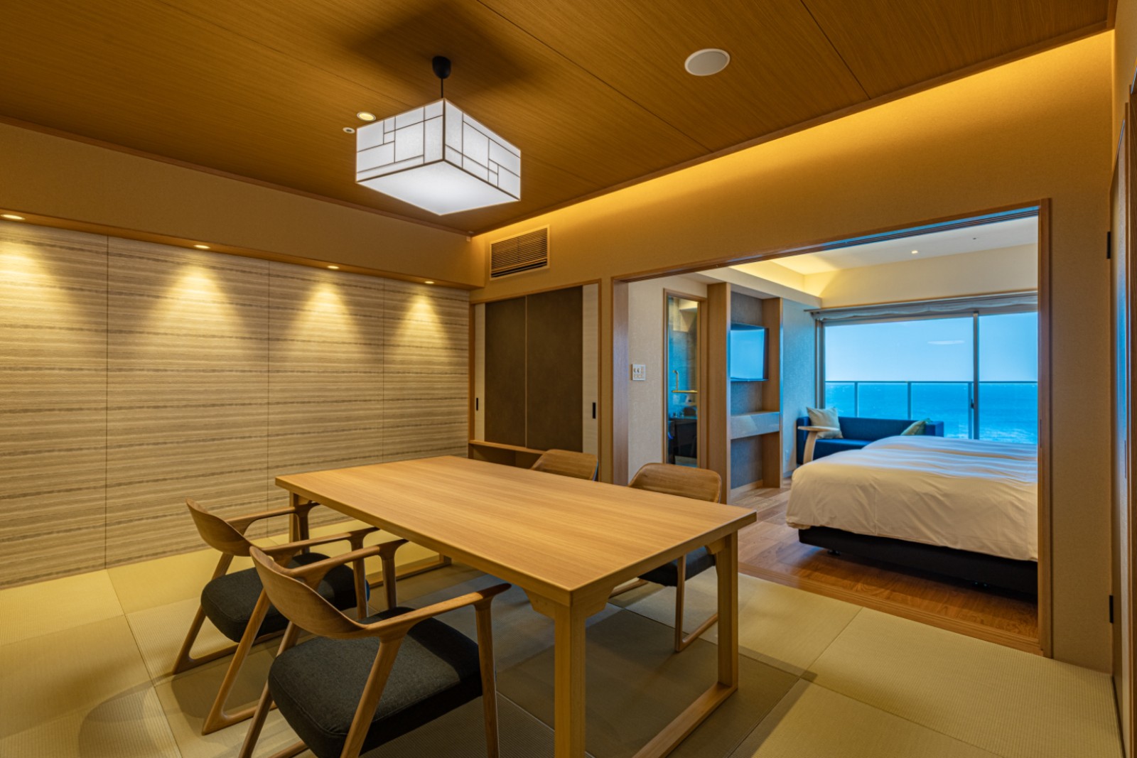 「瑠璃」居室にもなるダイニング（401）